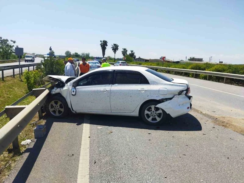 Önündeki aracın sağından geçmeye çalışan otomobil, önce bariyere sonra motosiklete çarptı: 2 yaralı
