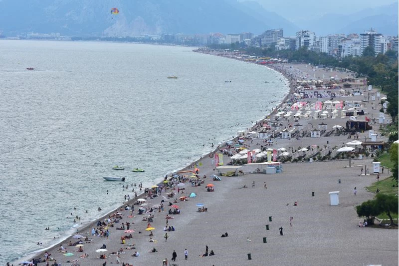 Antalya sahillerinde yoğunluk yaşanıyor
