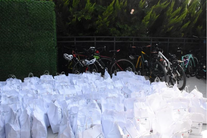 Bisikletçiler depremzede çocuklara glütensiz ürün dağıtmak için pedal çeviriyor