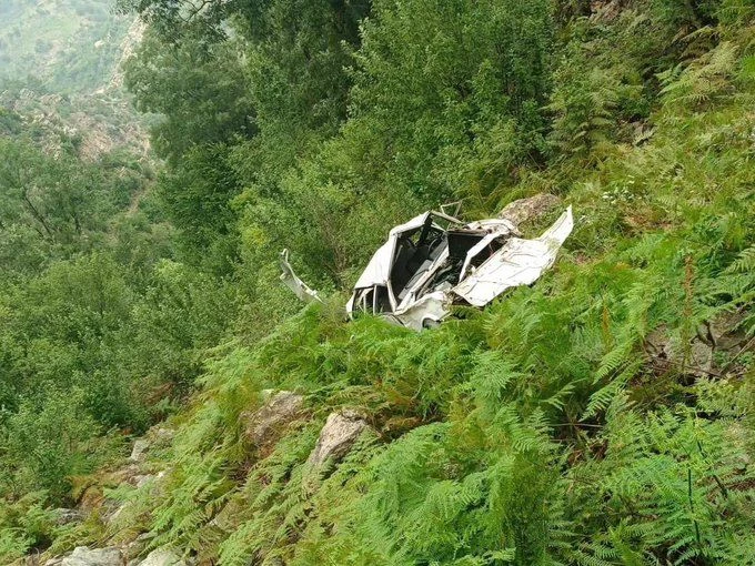 Uçuruma yuvarlanan araçta 1 kişi öldü 4 kişi yaralandı