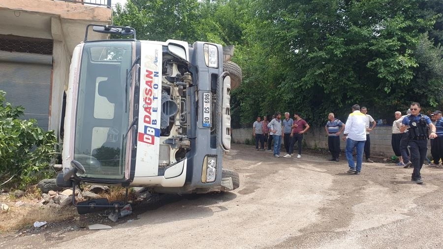 Yolun çökmesi sonucu devrilen beton mikserinin sürücüsü yaralandı