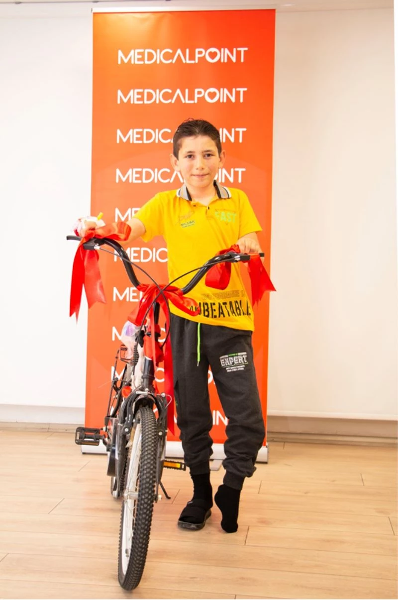 Medical Point’ten 1 yıl sonra yürümeye başlayan hastaya bisiklet hediyesi