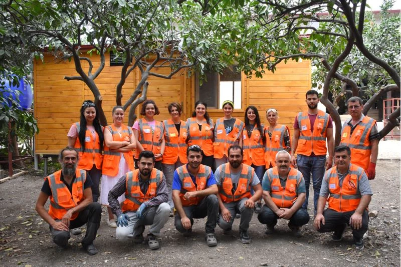 Gönüllülerin kurduğu atölyede istihdam edilen depremzedeler ahşap ev üretiyor