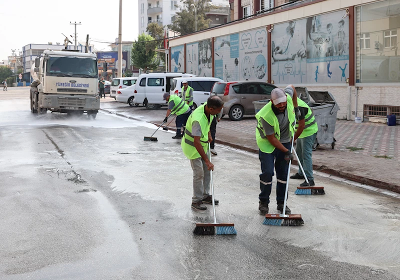 Yüreğir Belediyesi, mahallelerdeki temizlik çalışmasını sürdürdü
