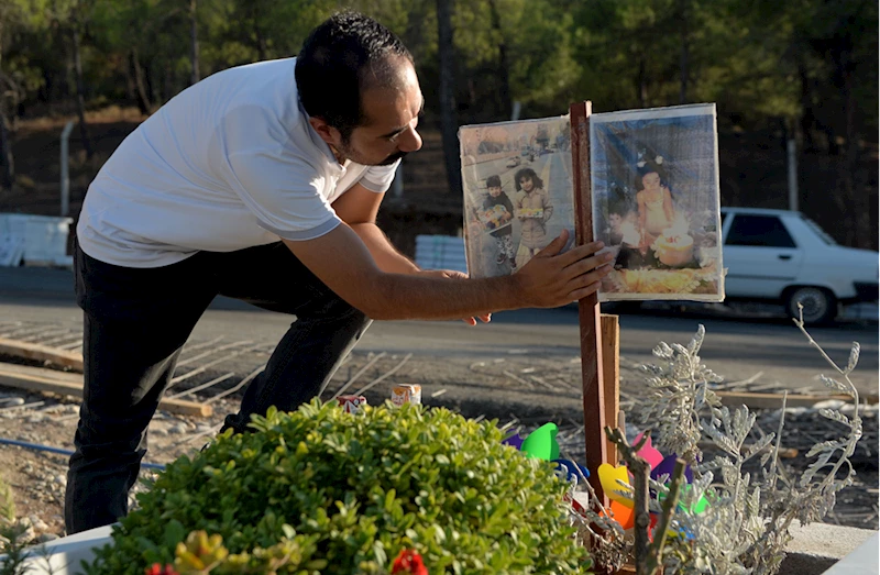 Depremde kaybettiği ailesinin mezarına hediyelerle geliyor