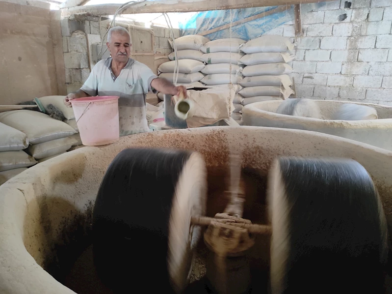 Amcasından kalan değirmende geleneksel yöntemlerle un öğütüyor 