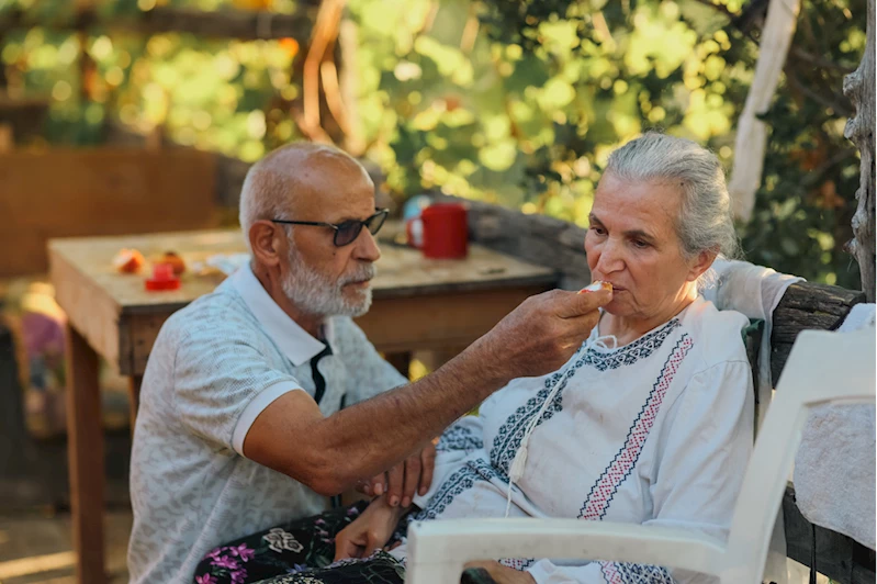 Köye yerleşip Alzheimer hastası eşine hayatını adadı