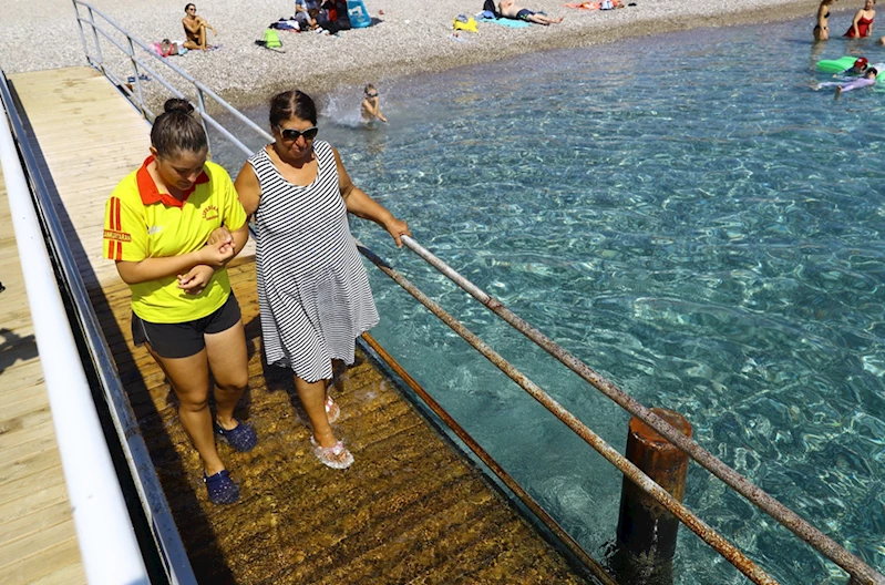 Engelsiz Plaj, engelli turistlerin de denize girmesini kolaylaştırıyor