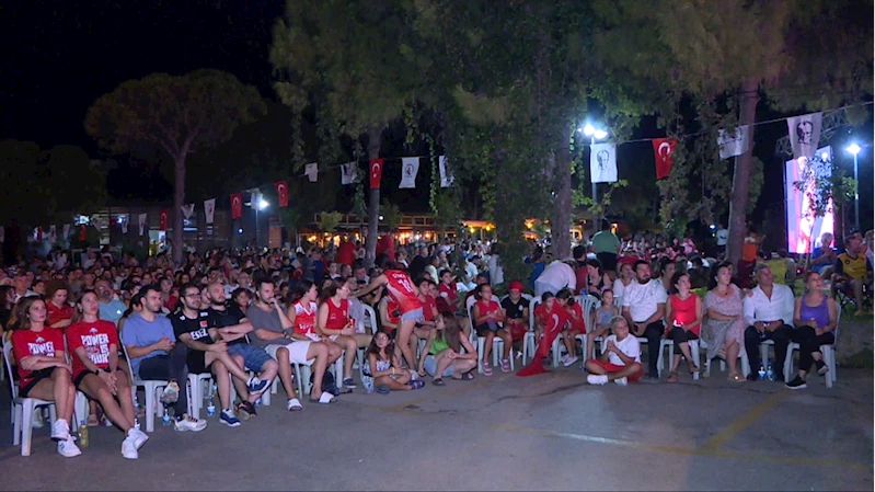 Antalyalılar, Türkiye-Sırbistan final maçını parka kurulan ekranlardan izledi