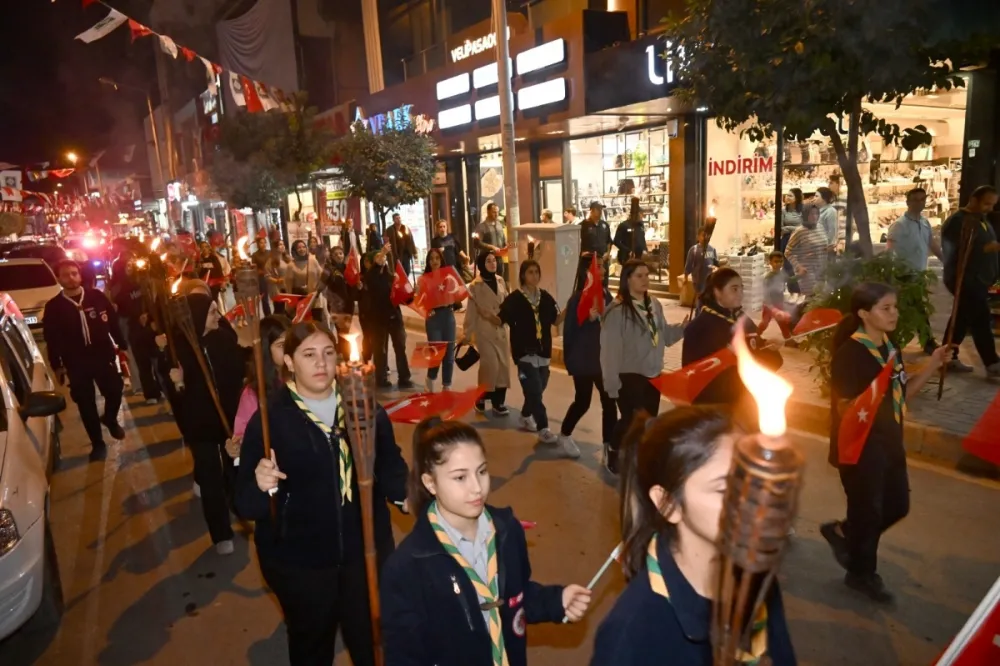 Cumhuriyetin Kuruluşu dolayısıyla meşale yürüyüşü 