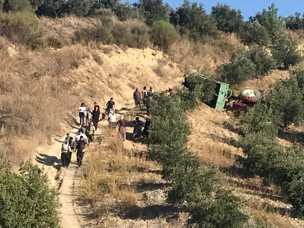 Kadirli’de Traktör Devrildi 4 Kişi Yaralandı