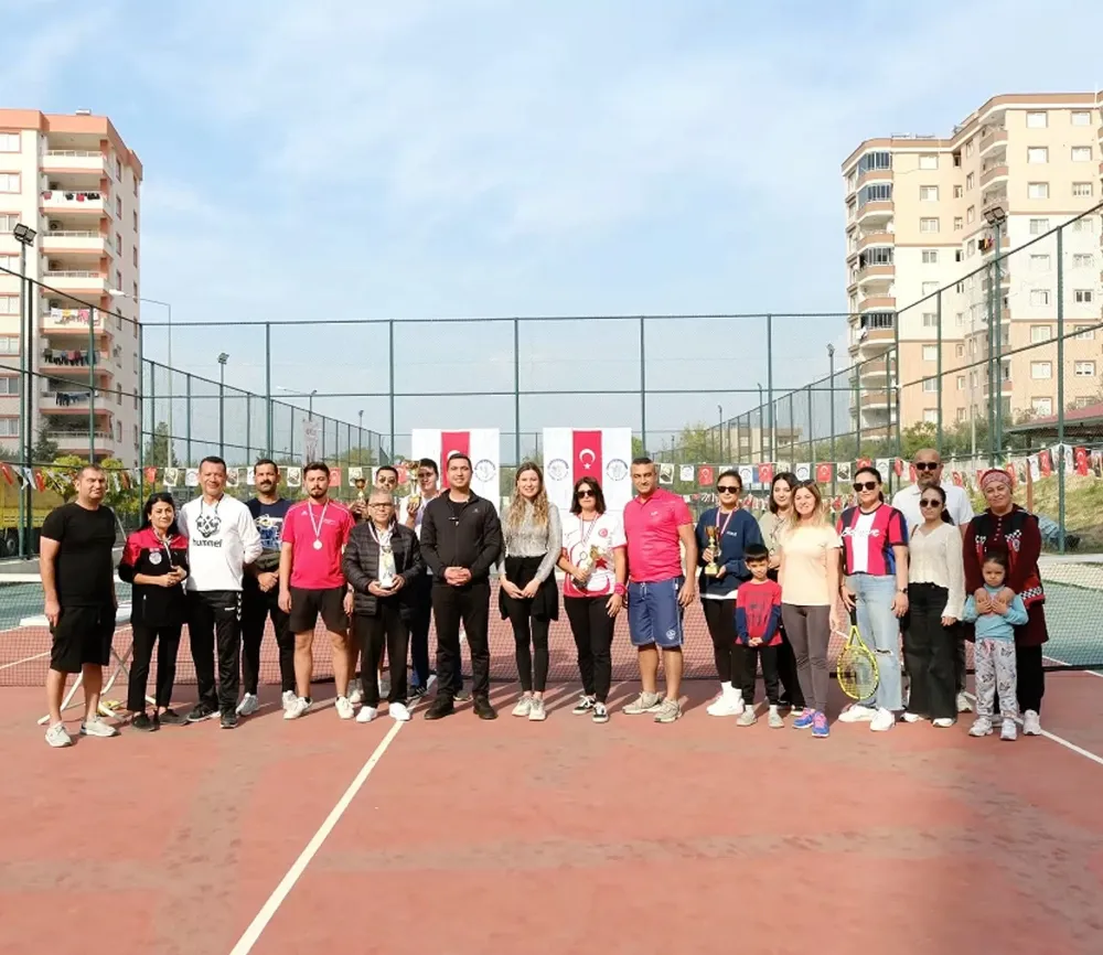 Kadirli’de Tenis Turnuvası’nda dereceye girenlere ödül