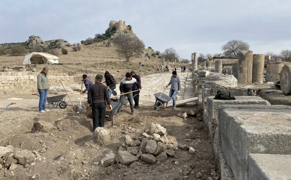 Depremde yıkılan ve hasar gören antik kentteki sütunlu yol, ayağa kaldırılıyor