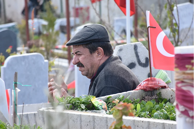 Depremde kaybettiği gelini ve torunlarının mezarında teselli arıyor