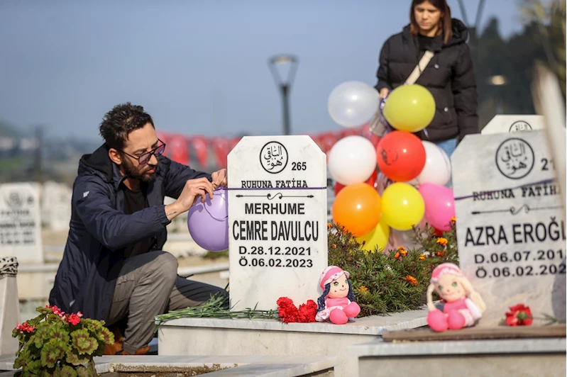 6 ŞUBAT DEPREMLERİNİN BİRİNCİ YILI - Depremde hayatını kaybeden çocukların mezarlarına oyuncak ve balon bırakıldı