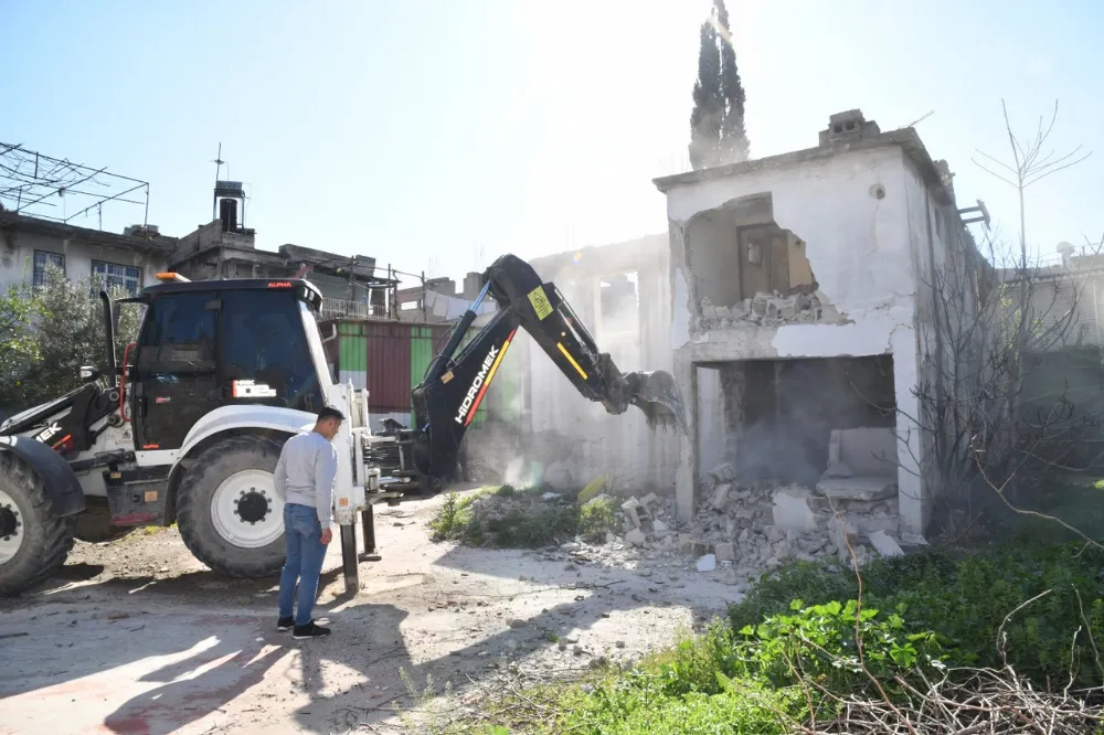 Osmaniye’de İki Metruk Bina, Belediye Ekiplerince Yıkıldı