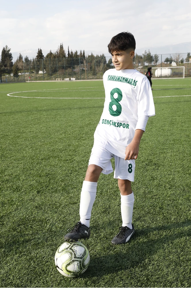 Depremde annesini kaybeden Enes, futbolla yeniden yaşama tutundu