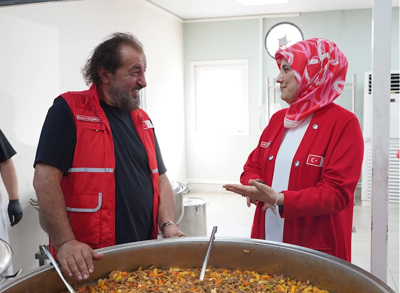 Ünlü şef Mehmet Yalçınkaya depremzedeler için iftar sofrası hazırladı
