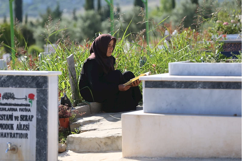 Depremde kaybettiği oğlunun mezarını her gün ziyaret ediyor