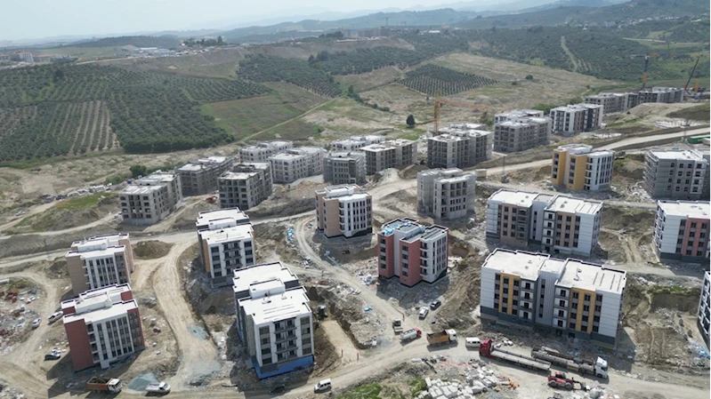 Hatay Valisi Mustafa Masatlı, yapımı devam eden deprem konutlarını inceledi 