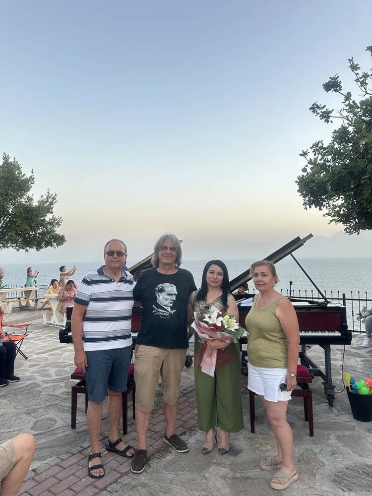 Alman piyanist Reiner Weiss, barış için Antalya