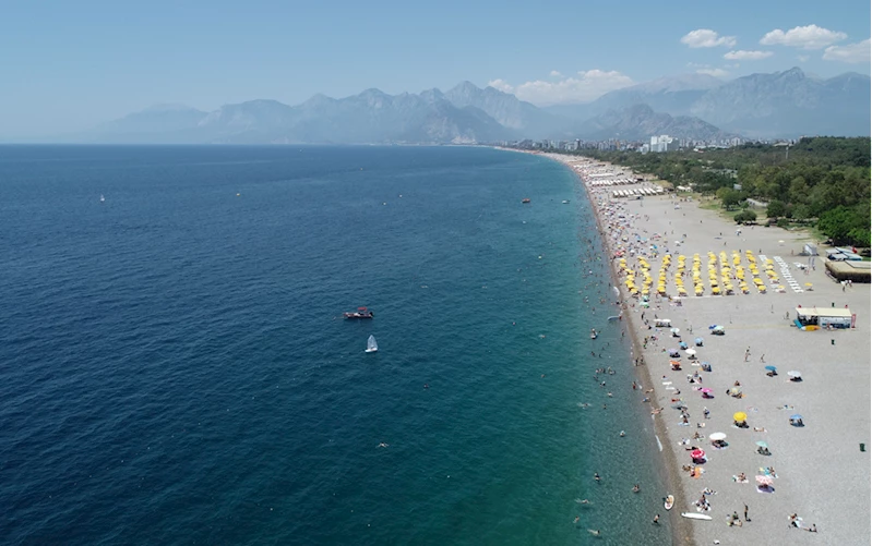 Antalya sahillerinde bayram yoğunluğu sürüyor