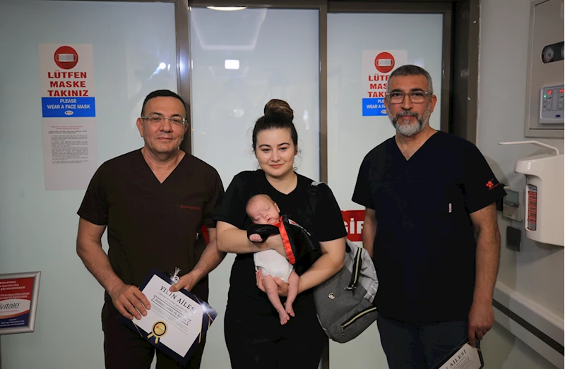 Antalya’da 755 gram doğan bebek 92 gün sonra taburcu edildi