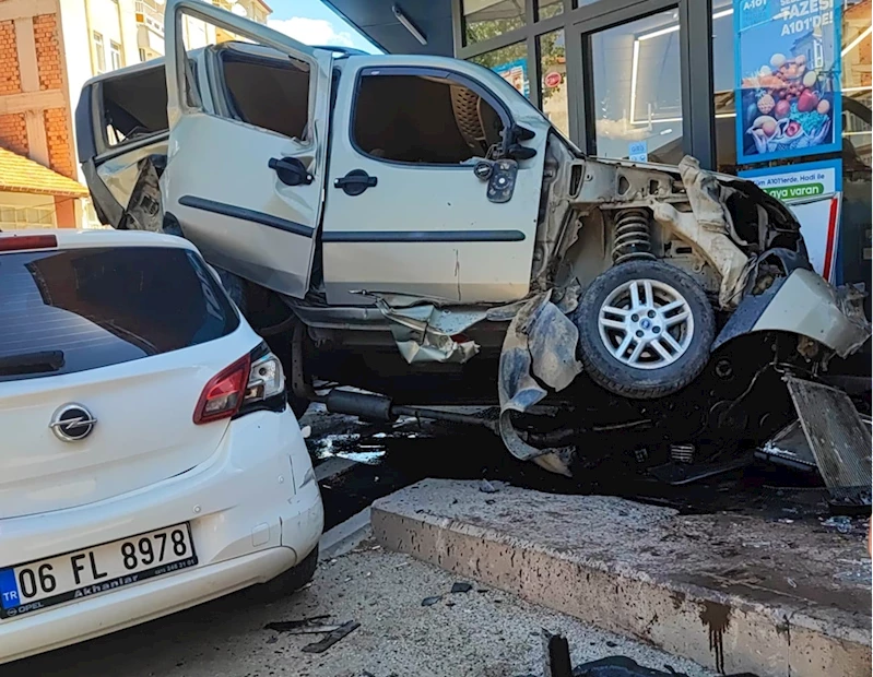 Isparta’da kontrolden çıkan otomobil 7 araç ile markete çarptı