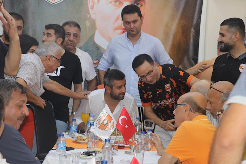 Adanaspor Kulübü Başkanı Asil Bostancı taraftarlarla bir araya geldi