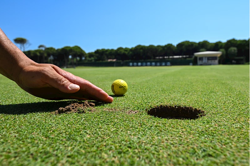 Milyon dolarlık golf sahalarının bakımı özenle yapılıyor