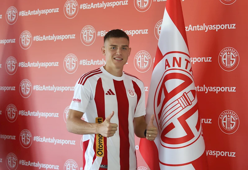 Antalyaspor, Petrusenko ile Abdurrahim Dursun için imza töreni düzenledi