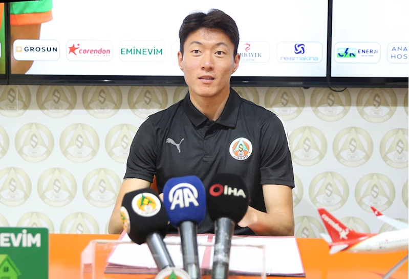  Alanyaspor yeni transferi Ui-jo Hwang için imza töreni düzenledi