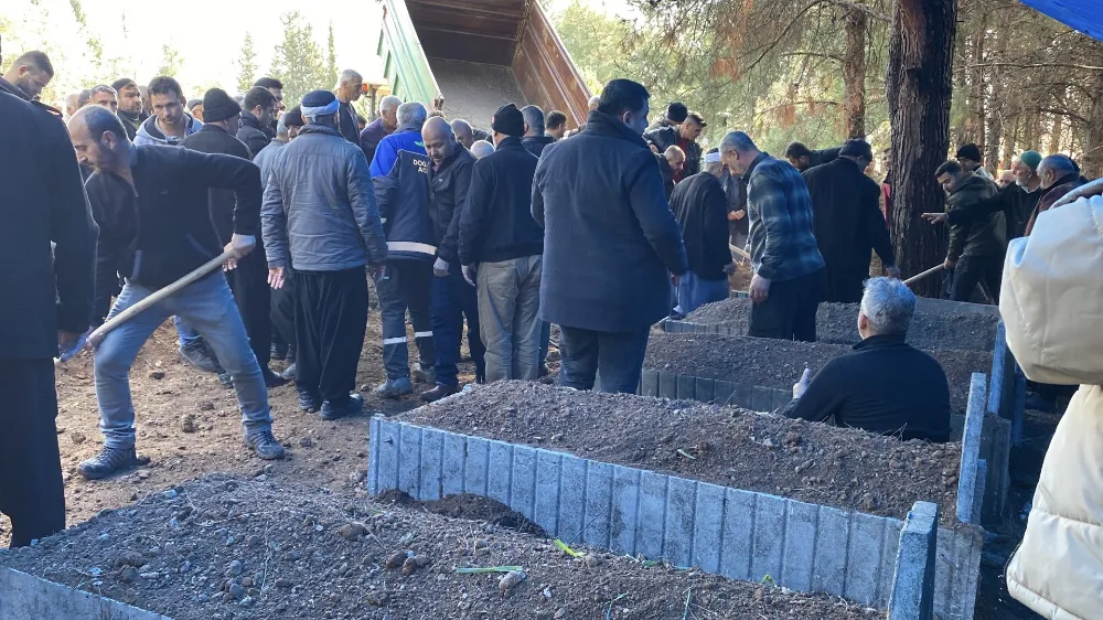 Polis memurunun öldürdüğü 5 yakını, yan yana toprağa verildi