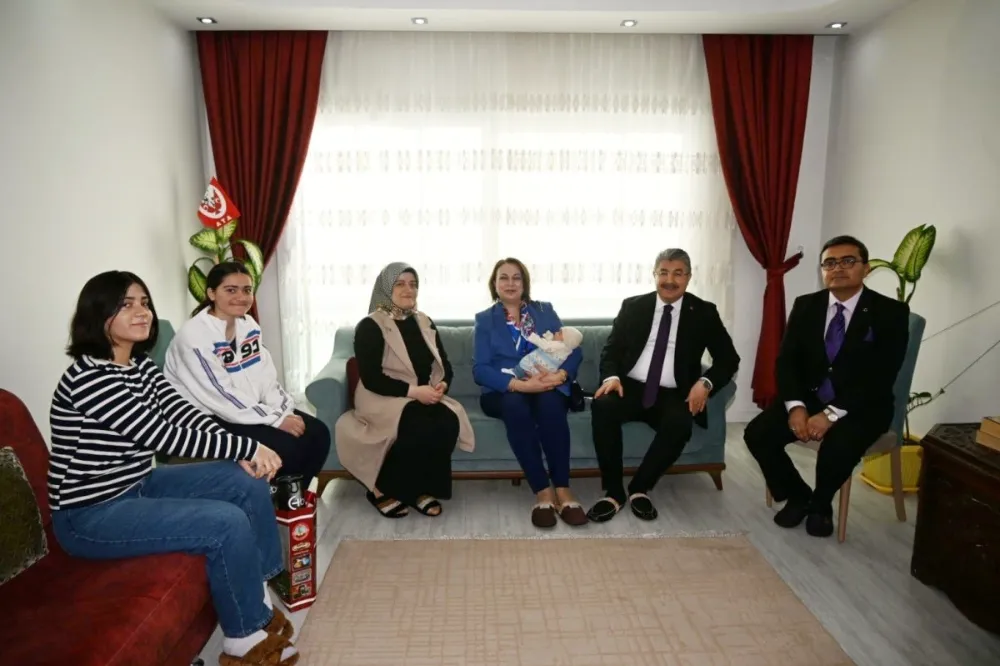 Doğum yardımı alan, Mehmet Çağıl’ın ailesinin ilk misafiri Vali Yılmaz oldu