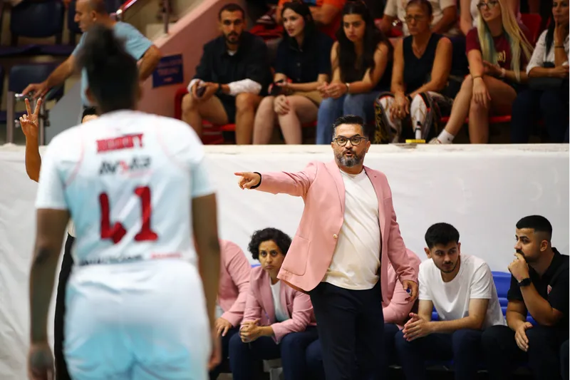 Basketbol antrenörleri, meme kanseri farkındalığı için parkeye pembe ceketle çıkıyor