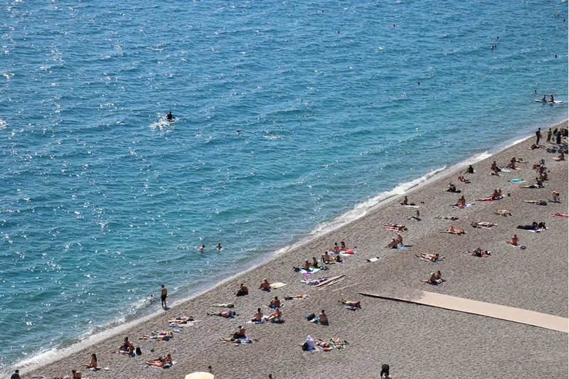 Hava sıcaklığı 28 derece ölçülen Antalya