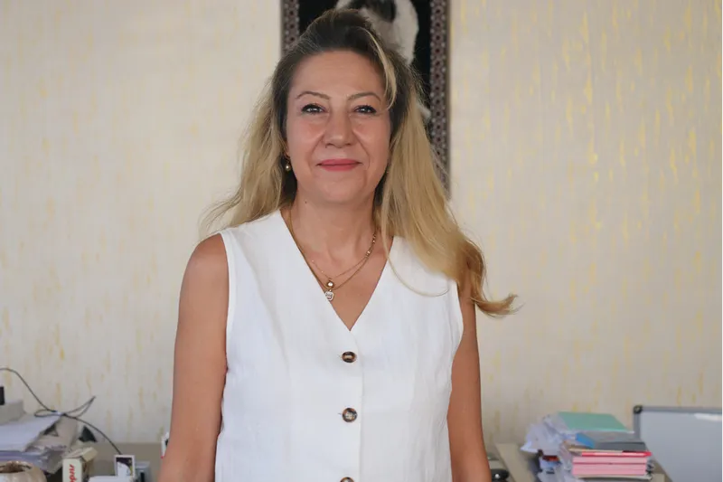 Tiyatro hayalinin peşinden koşan girişimci çocukları dijital dekorlu sahneyle tanıştırıyor