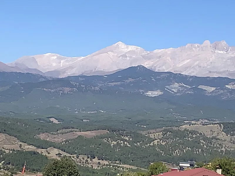 Aladağ ilçesinde yüksek kesimlere kar yağdı