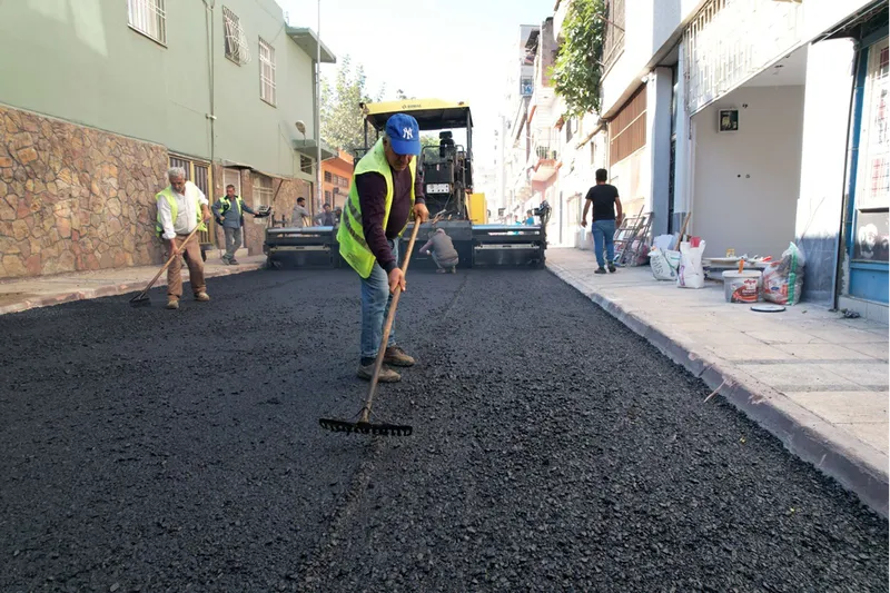 Akdeniz Belediyesi ekipleri sokakları asfalt ve kaldırım çalışmasıyla yeniliyor 