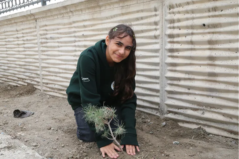 Fidan dikerek hem okullarını güzelleştiriyorlar hem de uygulamalı eğitim alıyorlar