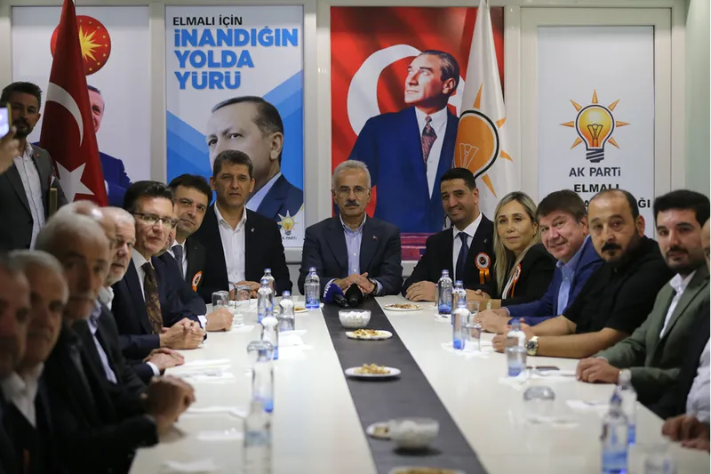 Ulaştırma ve Altyapı Bakanı Uraloğlu, AK Parti Elmalı ve Korkuteli ilçe teşkilatıyla buluştu