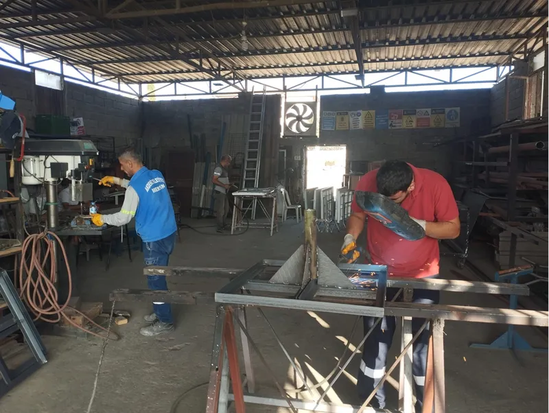 Akdeniz Belediyesi hizmet alanlarındaki ürün ve malzemeleri imalathanede üretiyor