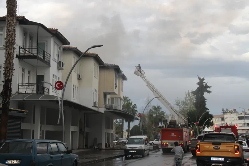 Serik’te 3 katlı apartmanda çıkan yangın söndürüldü