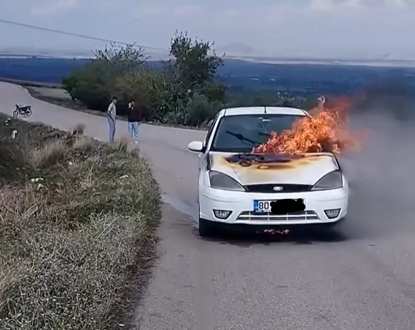 Osmaniye’de seyir halindeki otomobilin motoru alev aldı