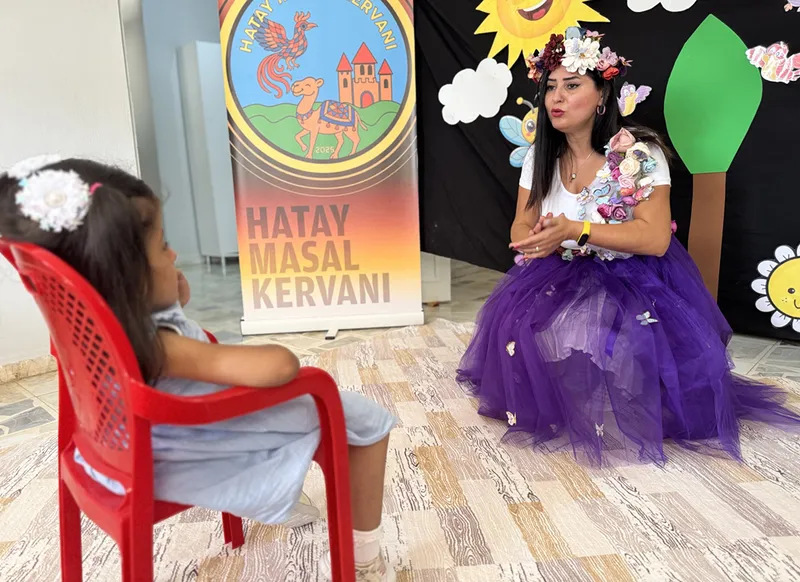 Tiyatro sahnesini hastalık nedeniyle okuldan uzak kalan çocukların evine taşıyorlar