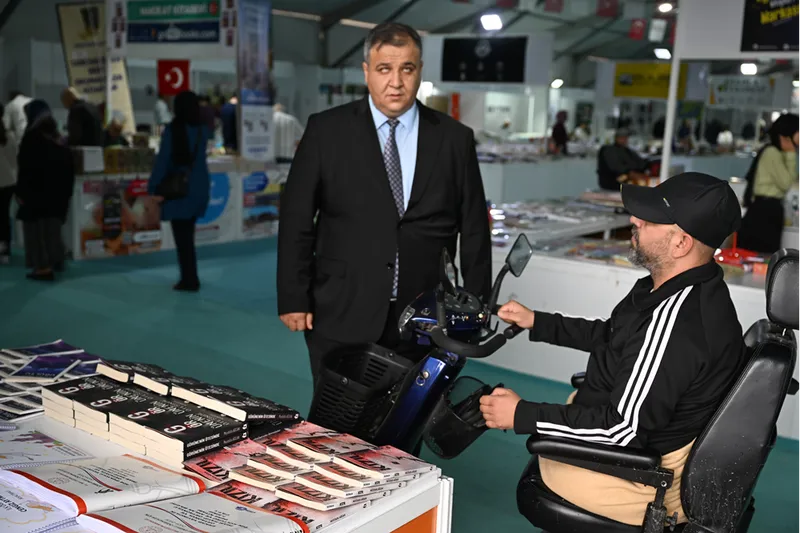 Kahramanmaraş Büyükşehir Belediyesi engelli bireylerin kitap fuarına erişimini kolaylaştırdı