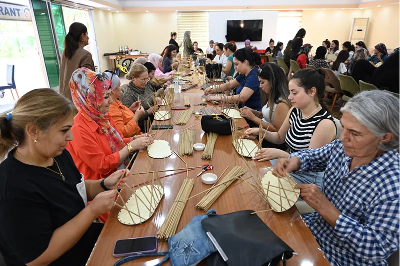 Kadirli ilçesinde kadınlar belediye kursunda sepet örmeyi öğreniyor 