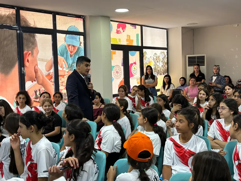 Akdeniz Kaymakamı ve Akdeniz Belediye Başkan Vekili Şener, öğrencilerle buluştu