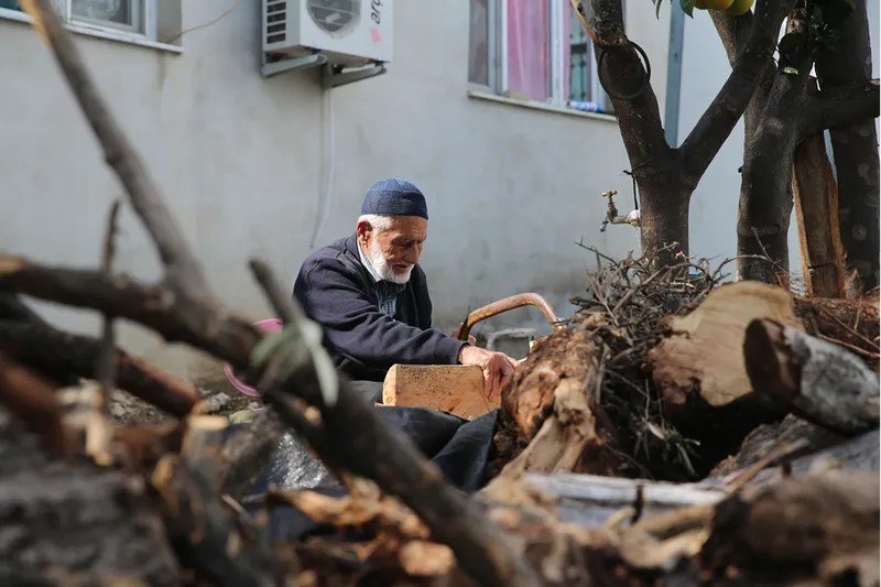 Doğadan topladığı ağaç dallarını 69 yıldır kaşığa dönüştürüyor 