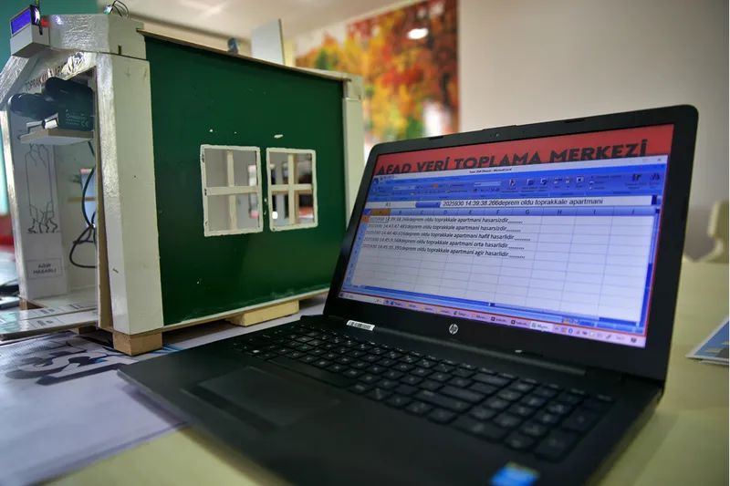 Depremzede öğrenciler, bina dışından hasar tespiti yapabilen cihaz üzerinde çalışıyor